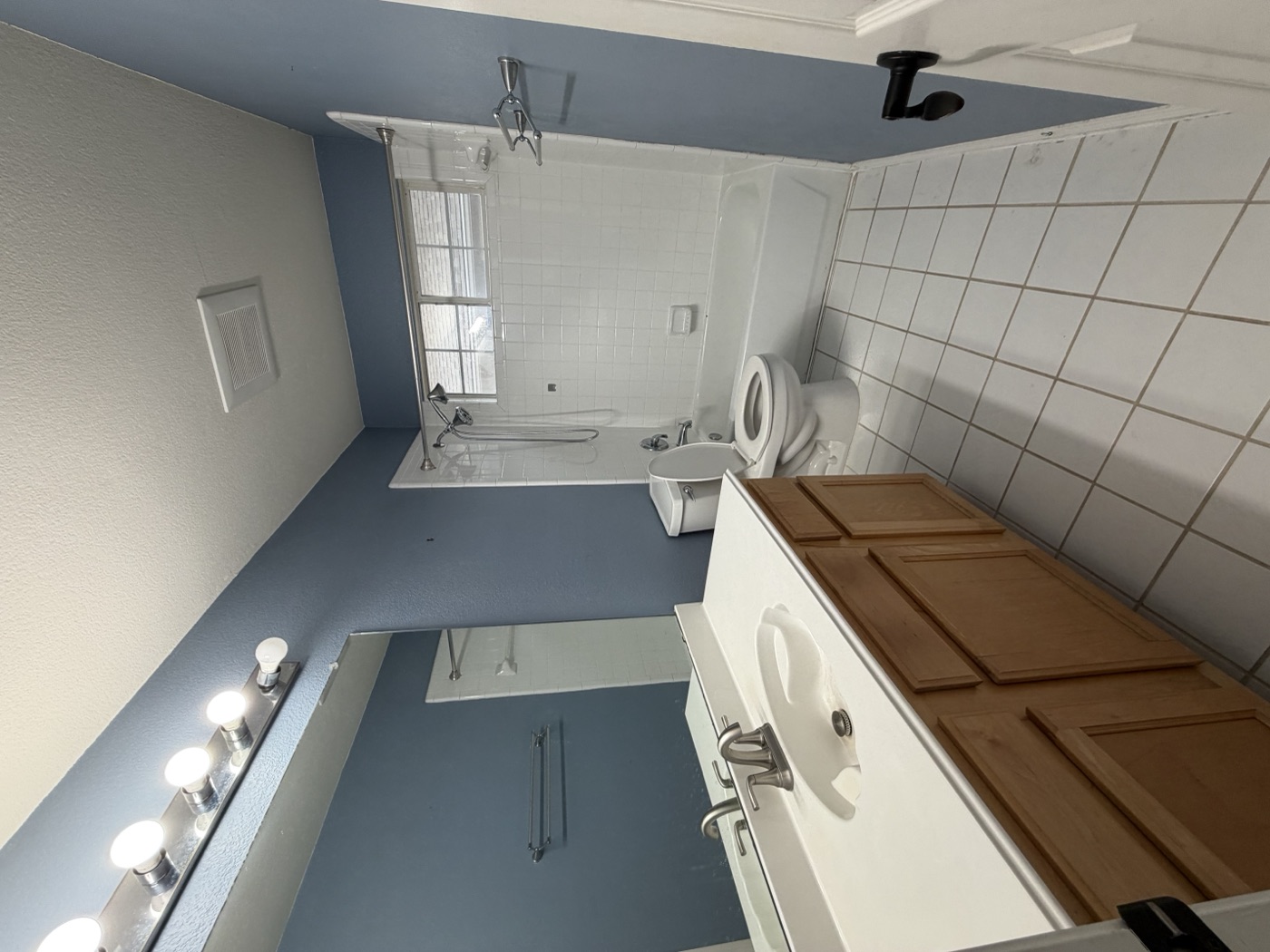 Guest bathroom before remodel